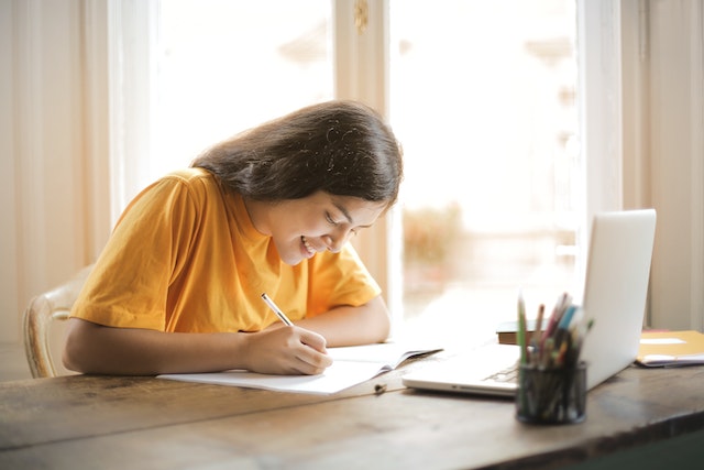 Estudiante con ordenador Estudiante con ordenador